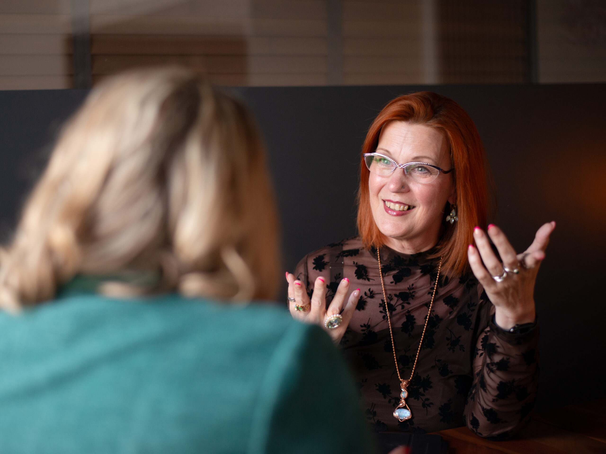Ina from BeelieVA mid-conversation with a client